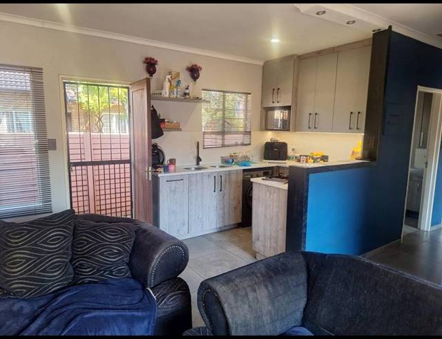 2 BEDROOM TOWNHOUSE FOR SALE IN ROOIHUISKRAAL NORTH